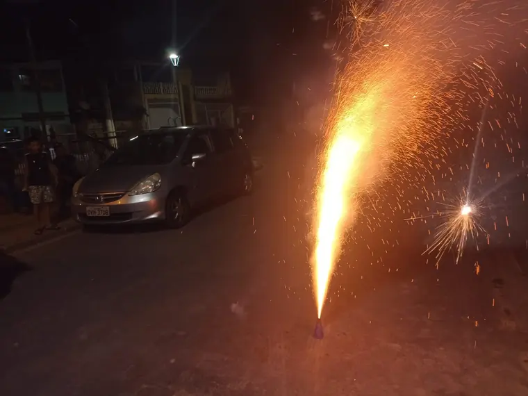 Fogos de artifício jorrando na rua à noite durante a homenagem