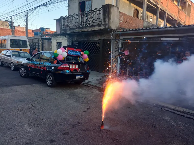 Vulcão de fogos jorrando no chão ao lado do carro de som decorado