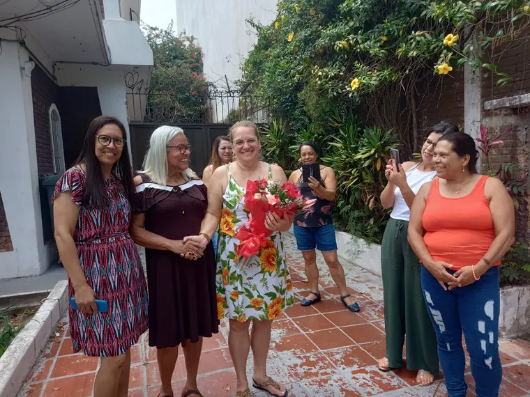Grupo de amigas posando na calçada depois da homenagem